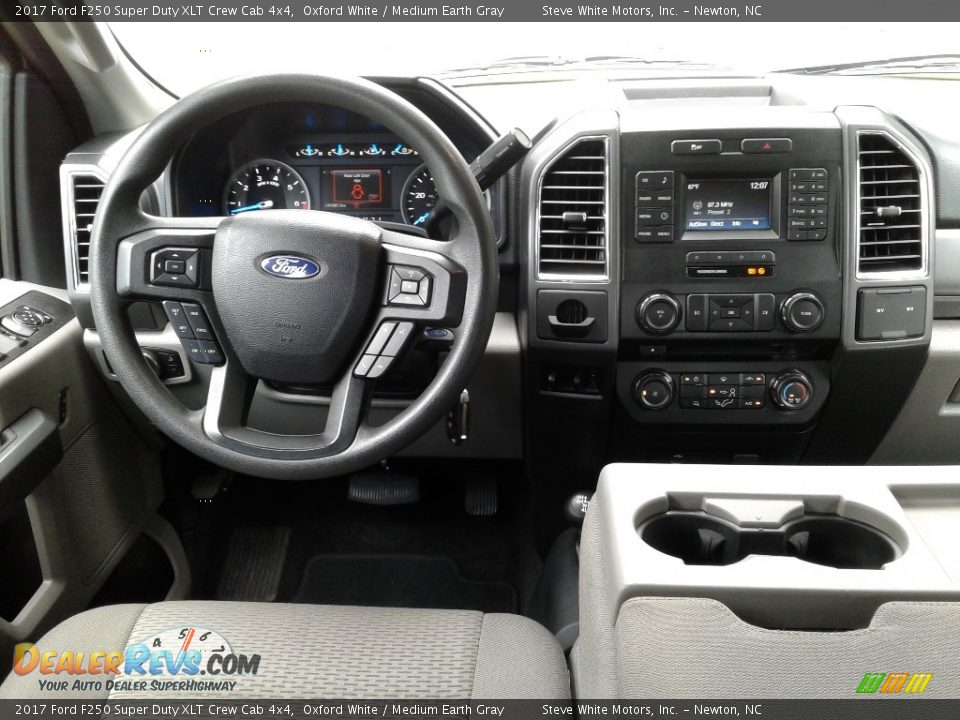 2017 Ford F250 Super Duty XLT Crew Cab 4x4 Oxford White / Medium Earth Gray Photo #24
