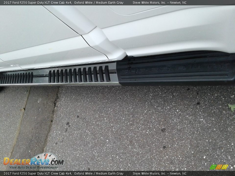 2017 Ford F250 Super Duty XLT Crew Cab 4x4 Oxford White / Medium Earth Gray Photo #25