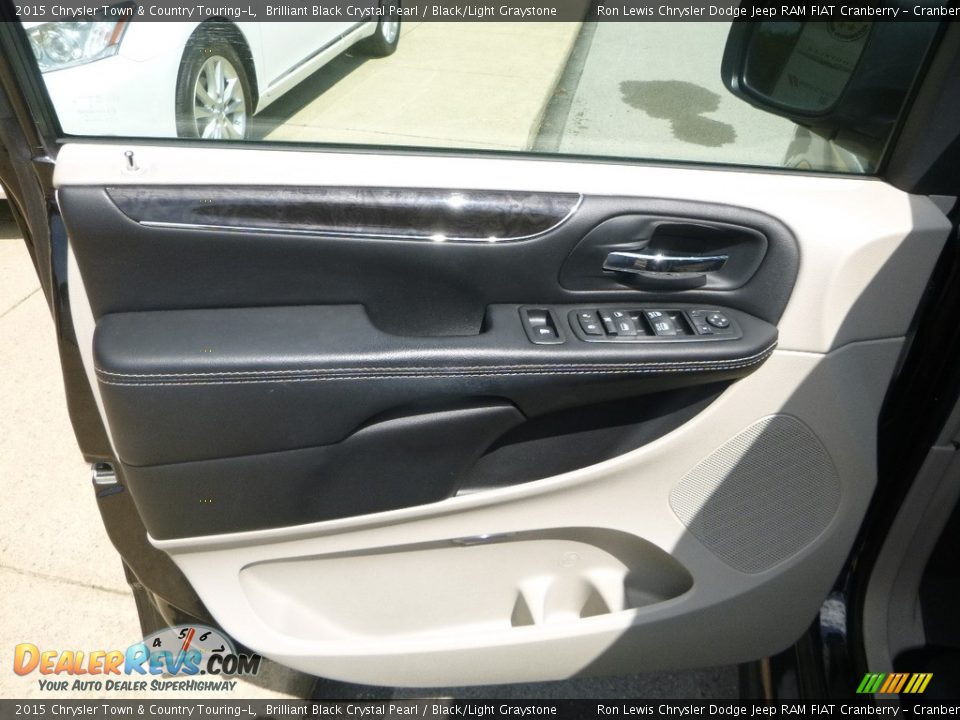 2015 Chrysler Town & Country Touring-L Brilliant Black Crystal Pearl / Black/Light Graystone Photo #16