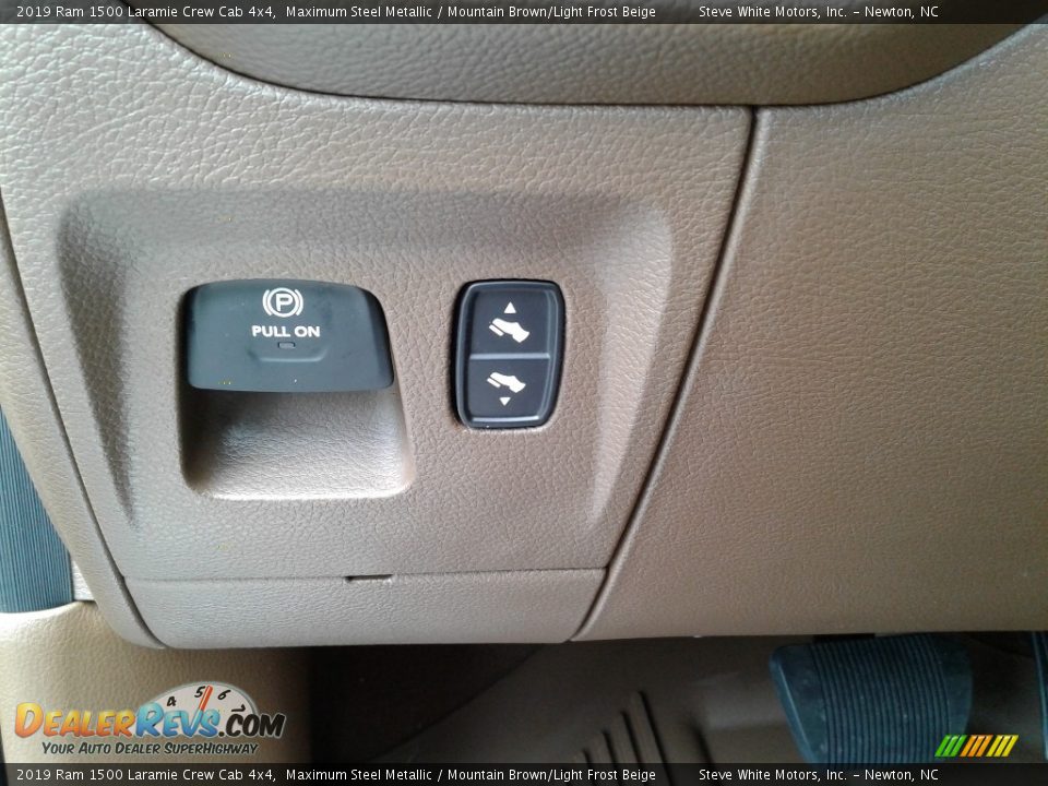 2019 Ram 1500 Laramie Crew Cab 4x4 Maximum Steel Metallic / Mountain Brown/Light Frost Beige Photo #18