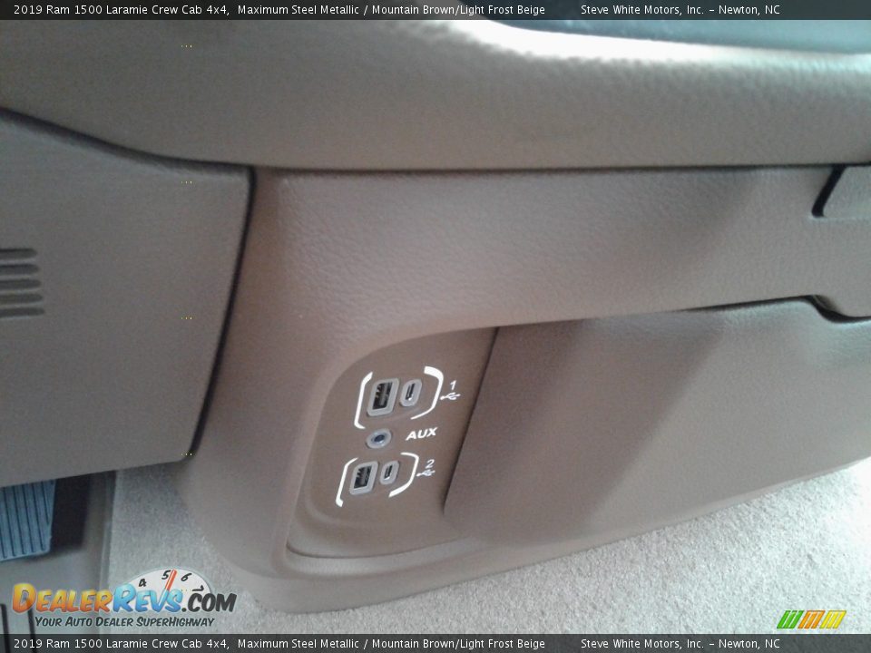 2019 Ram 1500 Laramie Crew Cab 4x4 Maximum Steel Metallic / Mountain Brown/Light Frost Beige Photo #32