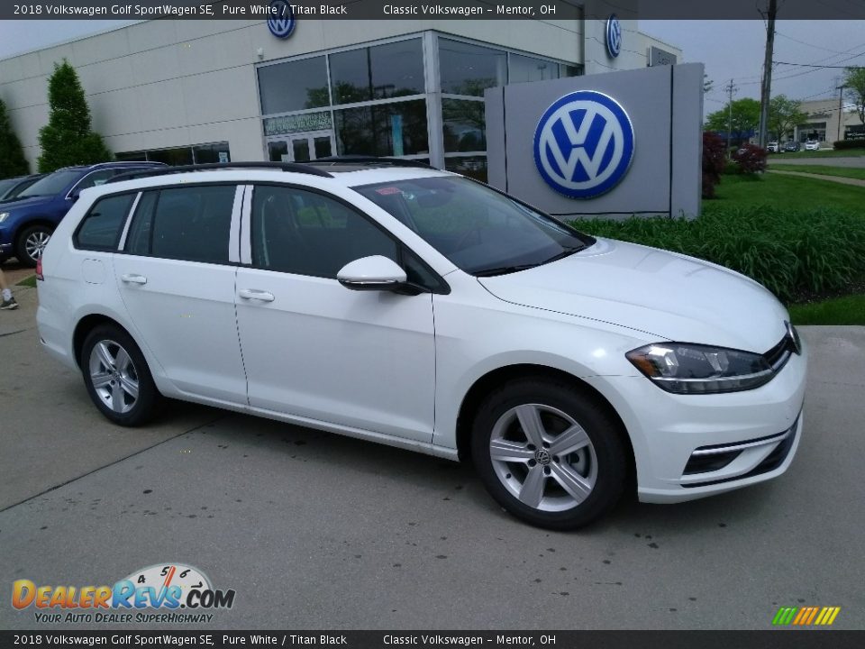 Front 3/4 View of 2018 Volkswagen Golf SportWagen SE Photo #2