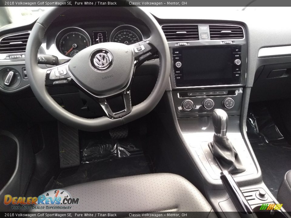 2018 Volkswagen Golf SportWagen SE Pure White / Titan Black Photo #4