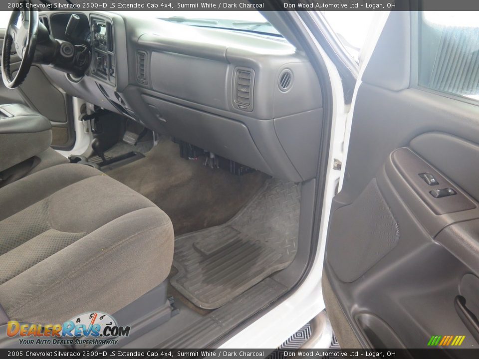 2005 Chevrolet Silverado 2500HD LS Extended Cab 4x4 Summit White / Dark Charcoal Photo #33
