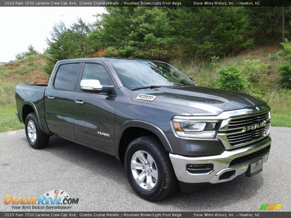 Front 3/4 View of 2019 Ram 1500 Laramie Crew Cab 4x4 Photo #4