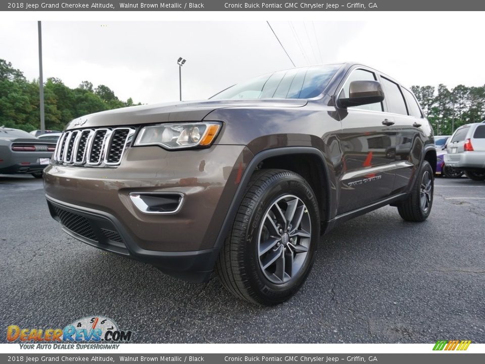Front 3/4 View of 2018 Jeep Grand Cherokee Altitude Photo #3