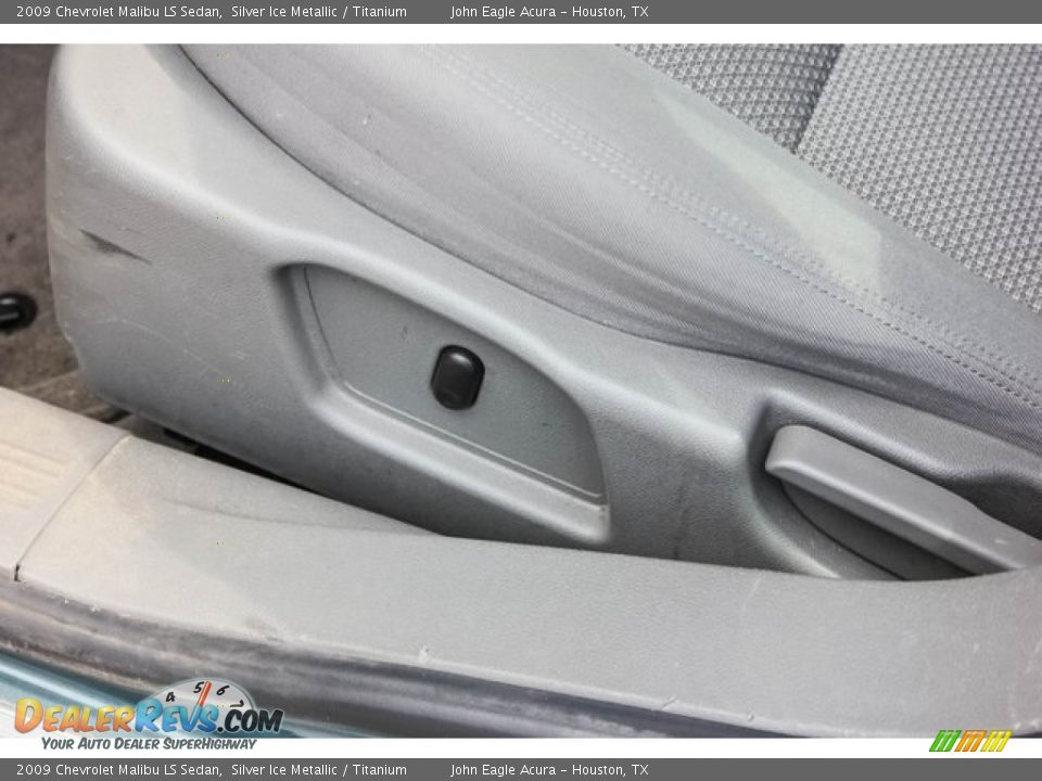 2009 Chevrolet Malibu LS Sedan Silver Ice Metallic / Titanium Photo #18