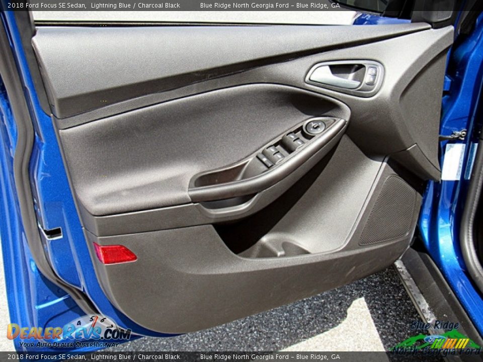2018 Ford Focus SE Sedan Lightning Blue / Charcoal Black Photo #25