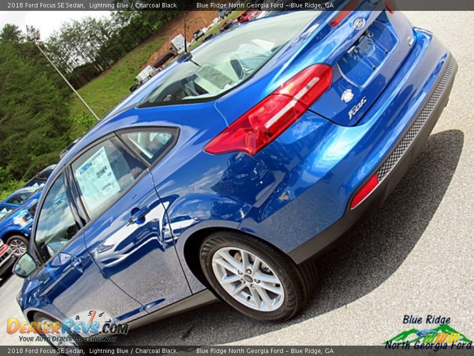 2018 Ford Focus SE Sedan Lightning Blue / Charcoal Black Photo #32