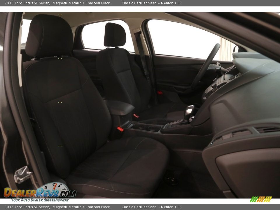 2015 Ford Focus SE Sedan Magnetic Metallic / Charcoal Black Photo #15