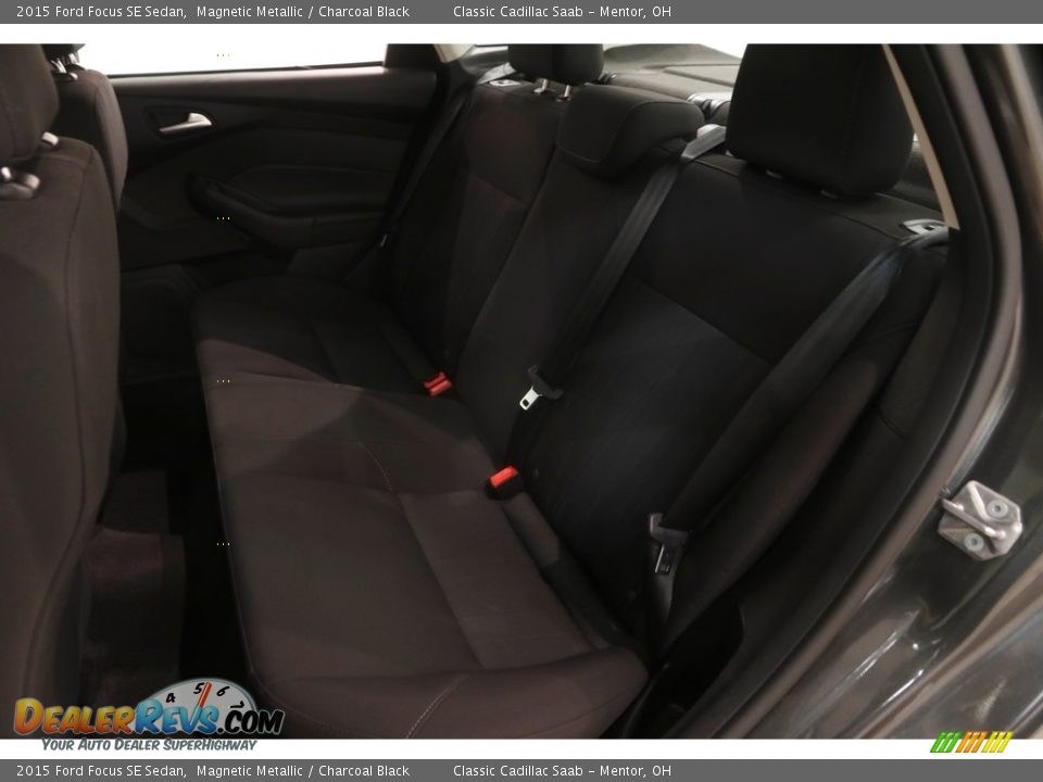 2015 Ford Focus SE Sedan Magnetic Metallic / Charcoal Black Photo #17