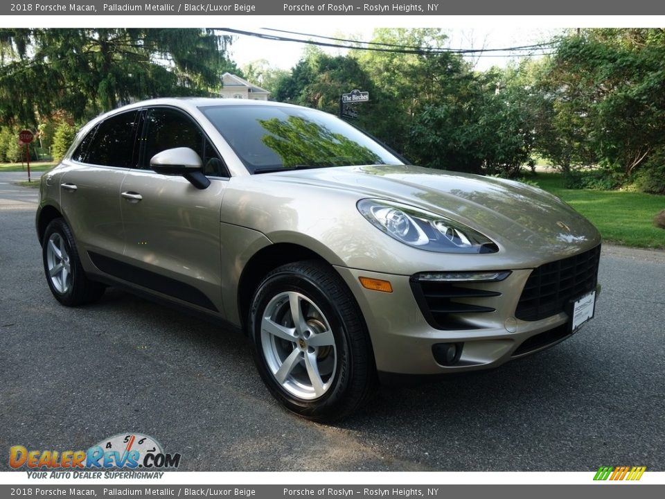 Front 3/4 View of 2018 Porsche Macan  Photo #8