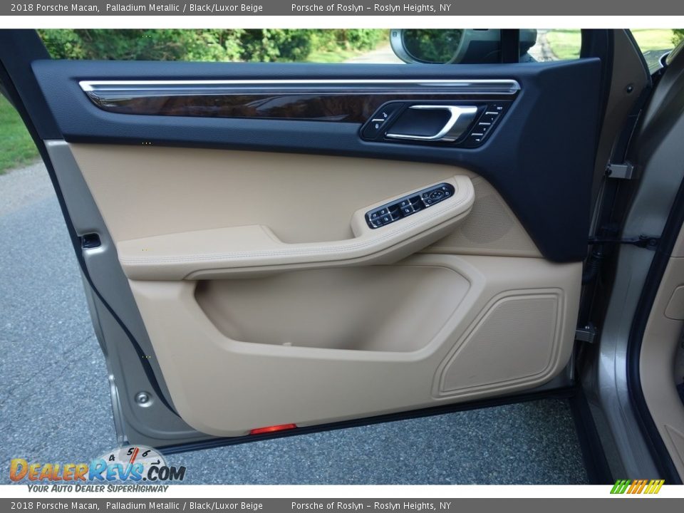 Door Panel of 2018 Porsche Macan  Photo #11
