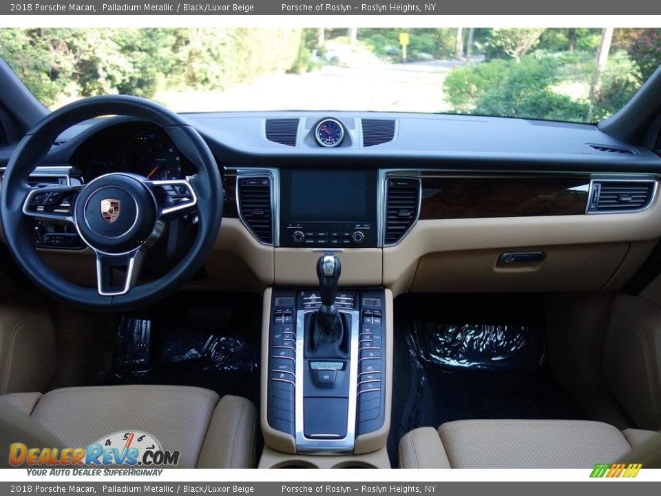 Dashboard of 2018 Porsche Macan  Photo #14