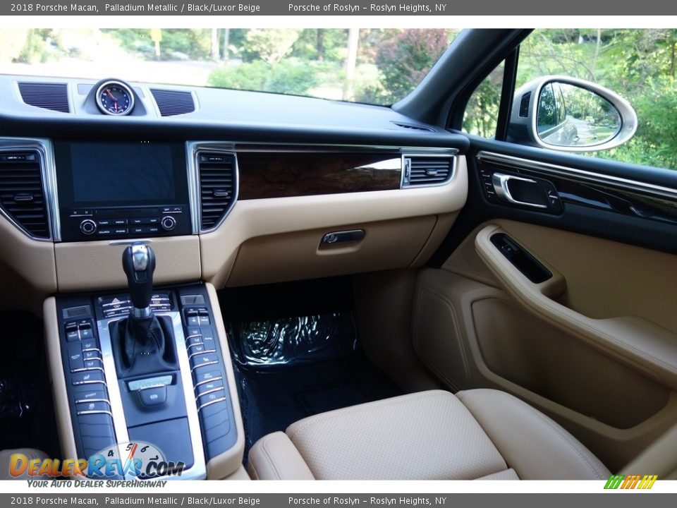 Dashboard of 2018 Porsche Macan  Photo #15