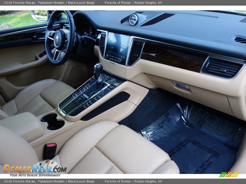 Front Seat of 2018 Porsche Macan  Photo #16