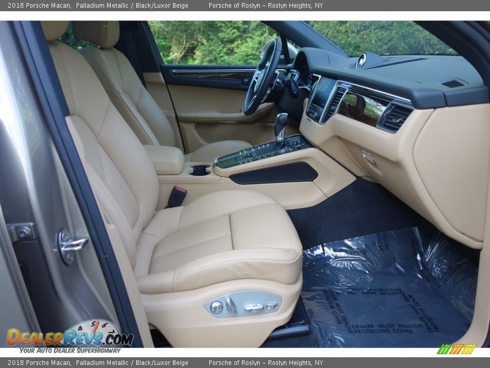 Front Seat of 2018 Porsche Macan  Photo #18