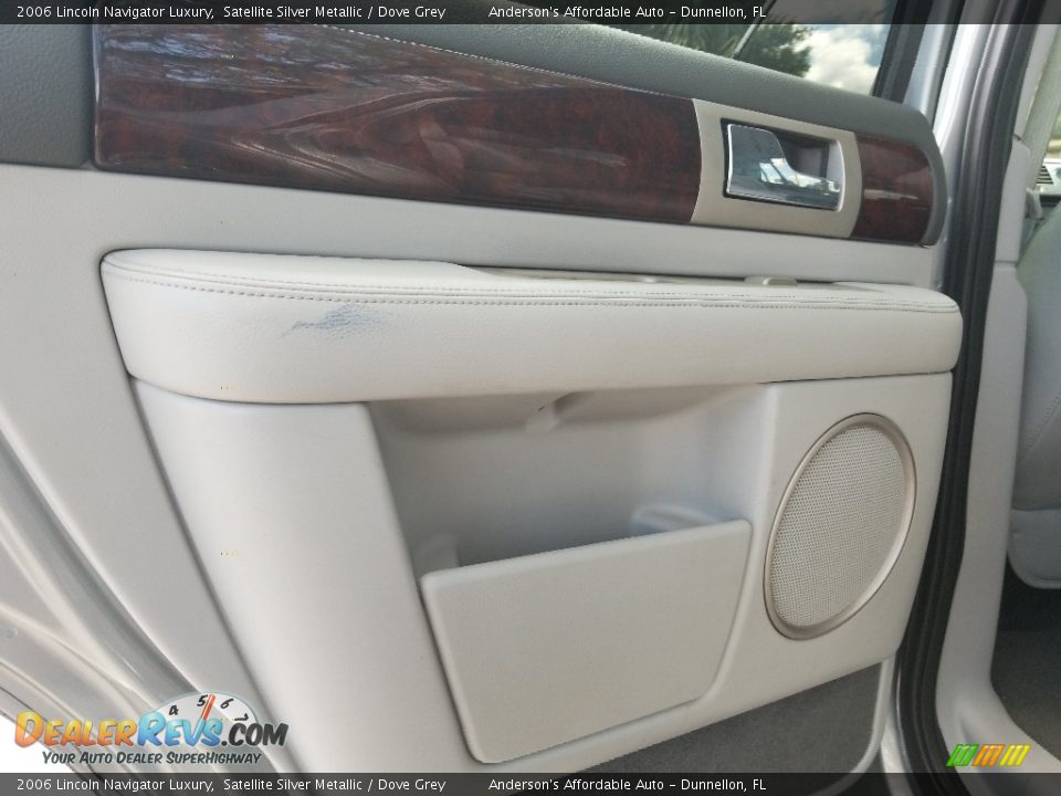 2006 Lincoln Navigator Luxury Satellite Silver Metallic / Dove Grey Photo #14
