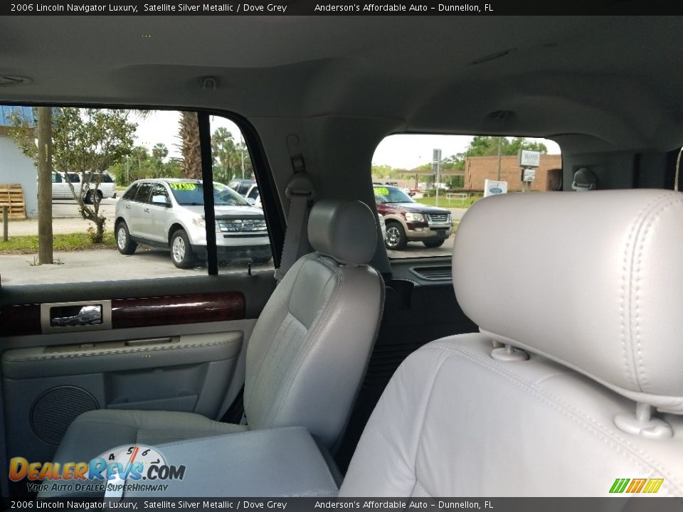 2006 Lincoln Navigator Luxury Satellite Silver Metallic / Dove Grey Photo #16