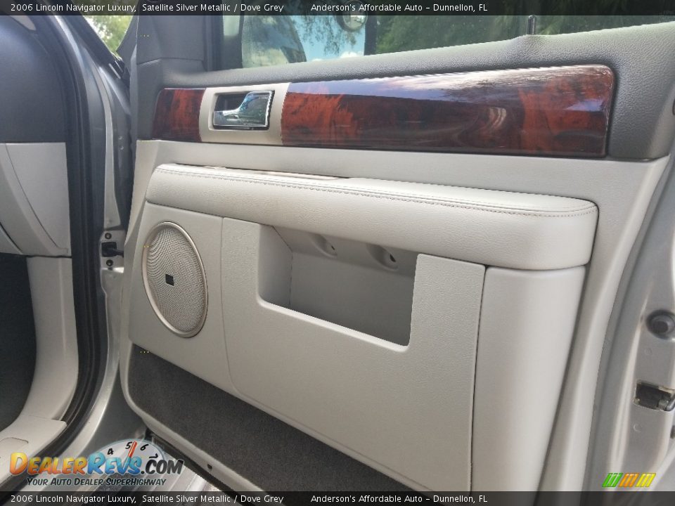 2006 Lincoln Navigator Luxury Satellite Silver Metallic / Dove Grey Photo #17
