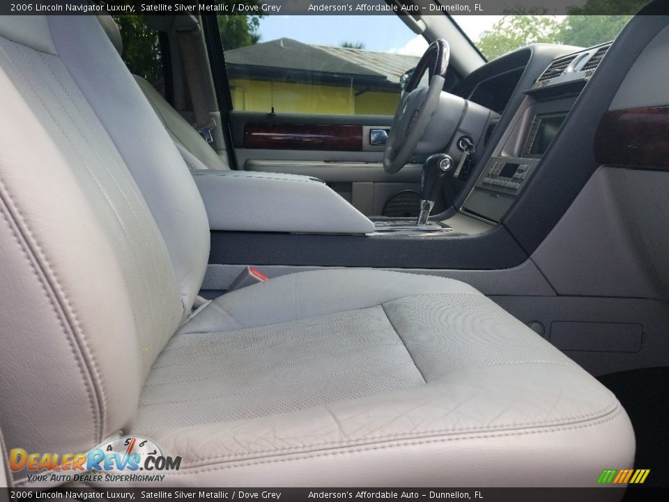 2006 Lincoln Navigator Luxury Satellite Silver Metallic / Dove Grey Photo #18