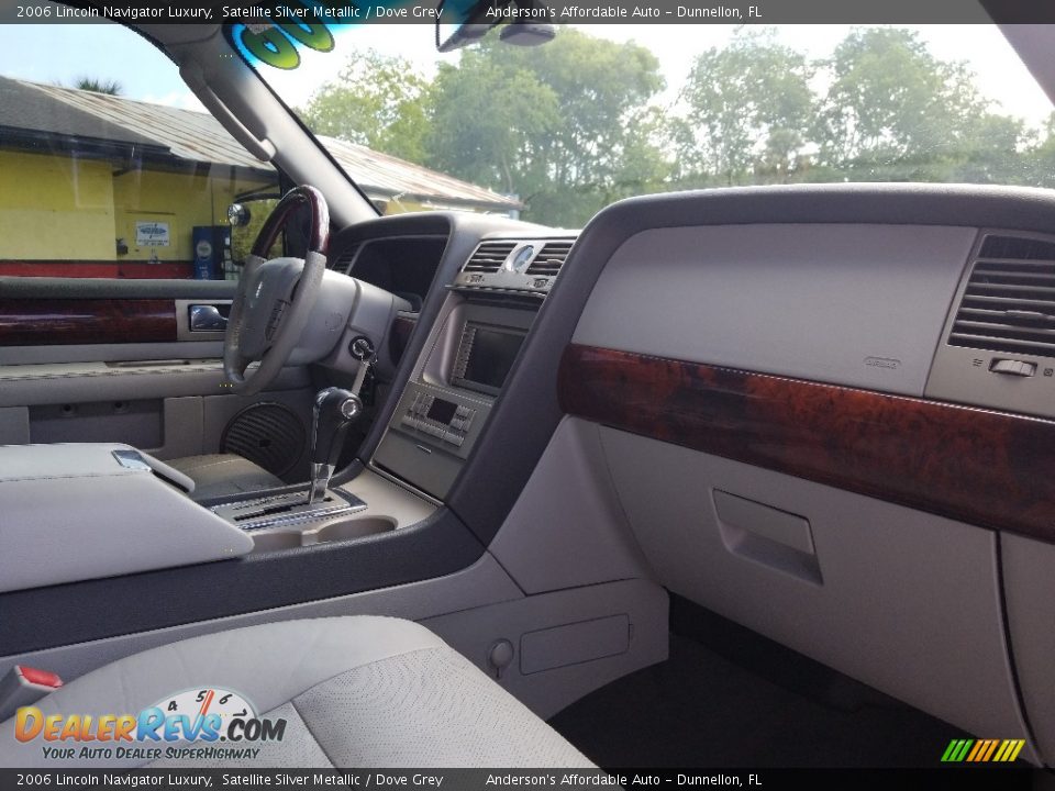 2006 Lincoln Navigator Luxury Satellite Silver Metallic / Dove Grey Photo #19