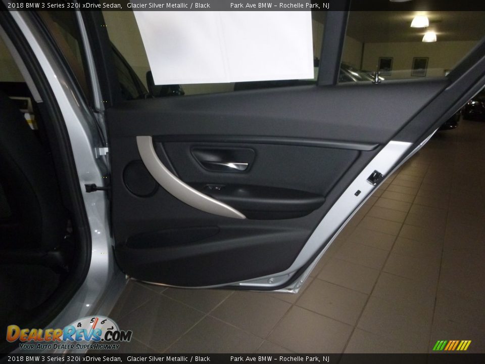 2018 BMW 3 Series 320i xDrive Sedan Glacier Silver Metallic / Black Photo #18