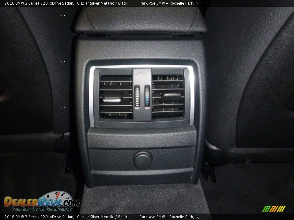 2018 BMW 3 Series 320i xDrive Sedan Glacier Silver Metallic / Black Photo #27