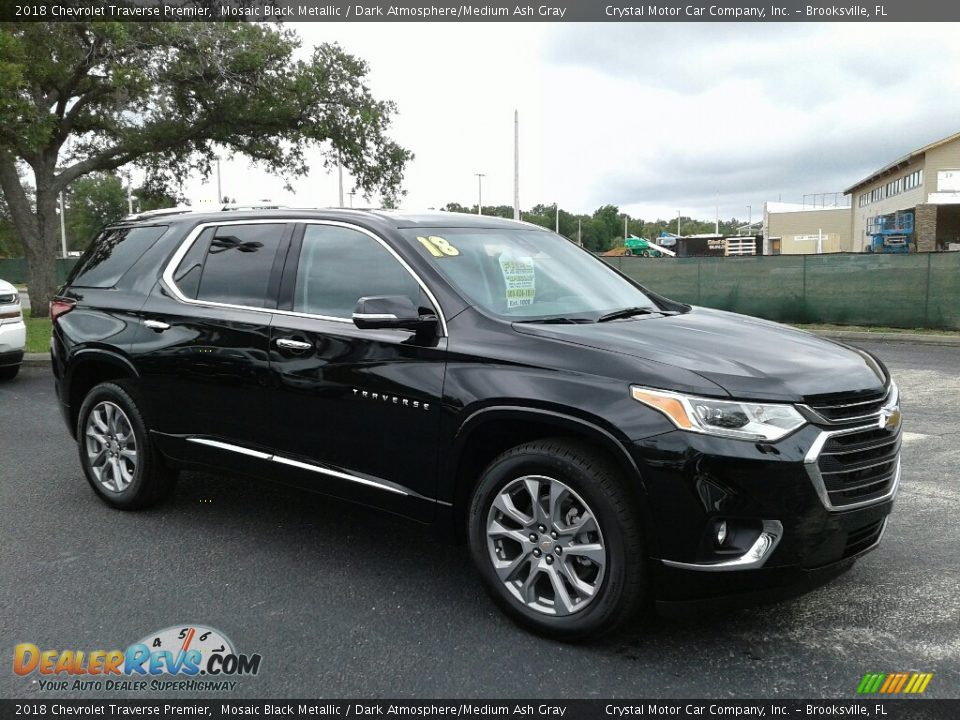 Front 3/4 View of 2018 Chevrolet Traverse Premier Photo #7