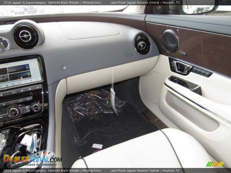 2018 Jaguar XJ Supercharged Santorini Black Metallic / Mineral/Ivory Photo #15