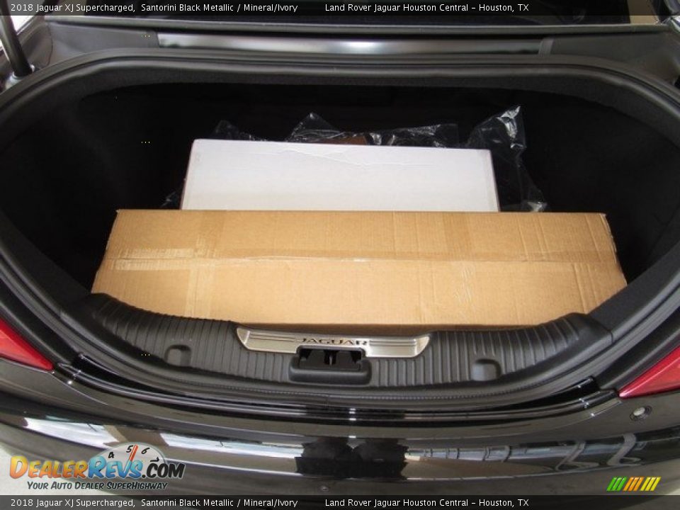 2018 Jaguar XJ Supercharged Santorini Black Metallic / Mineral/Ivory Photo #18