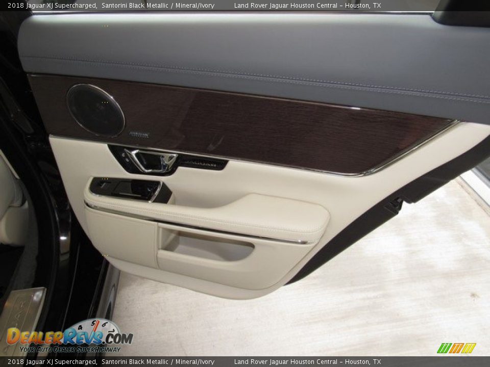 2018 Jaguar XJ Supercharged Santorini Black Metallic / Mineral/Ivory Photo #22