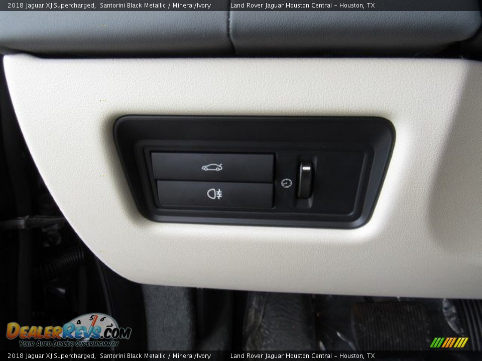 2018 Jaguar XJ Supercharged Santorini Black Metallic / Mineral/Ivory Photo #27