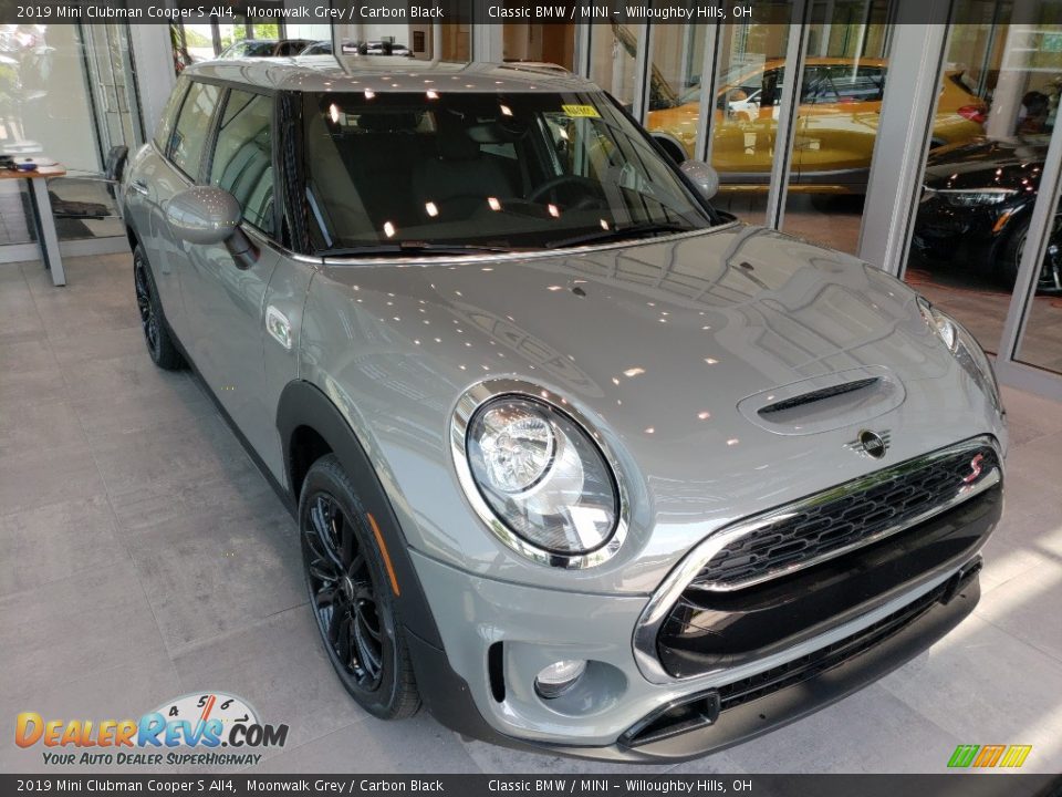 Front 3/4 View of 2019 Mini Clubman Cooper S All4 Photo #1
