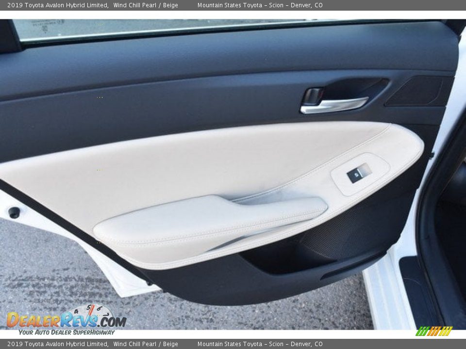 Door Panel of 2019 Toyota Avalon Hybrid Limited Photo #21