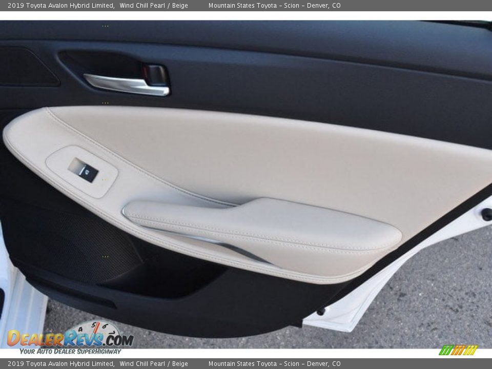 Door Panel of 2019 Toyota Avalon Hybrid Limited Photo #23