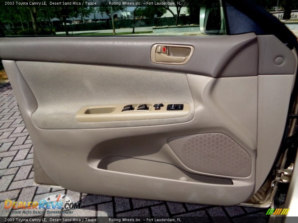 2003 Toyota Camry LE Desert Sand Mica / Taupe Photo #31