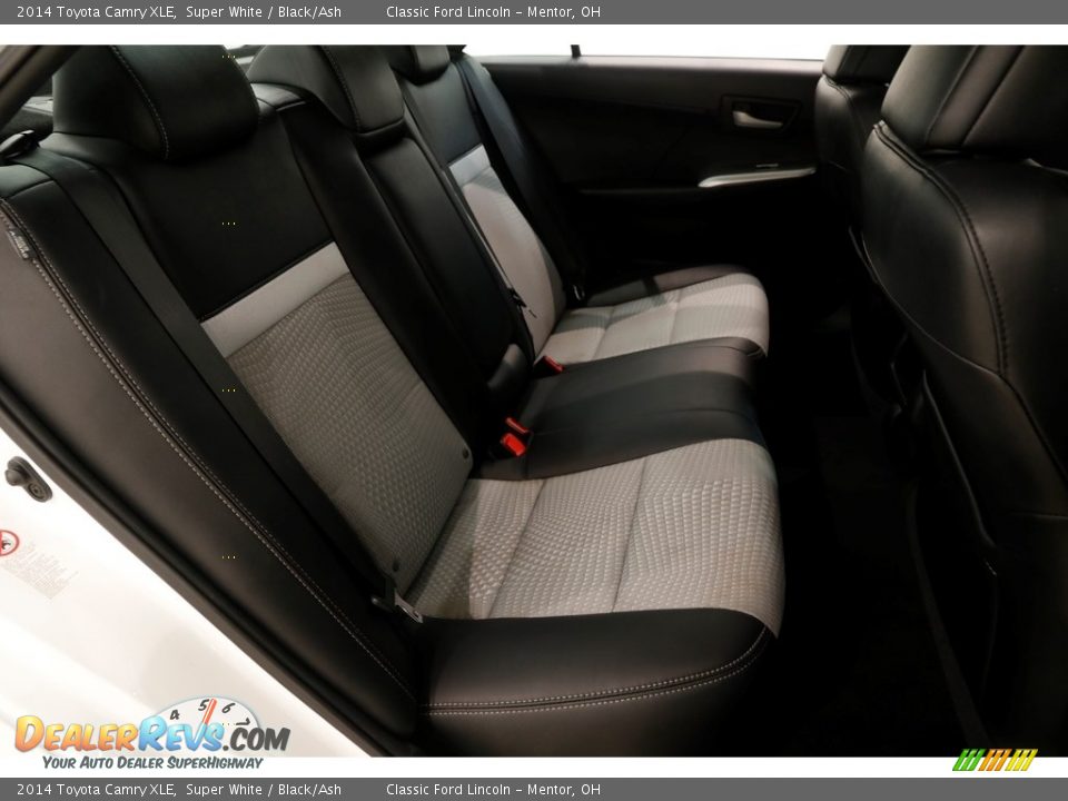 2014 Toyota Camry XLE Super White / Black/Ash Photo #16