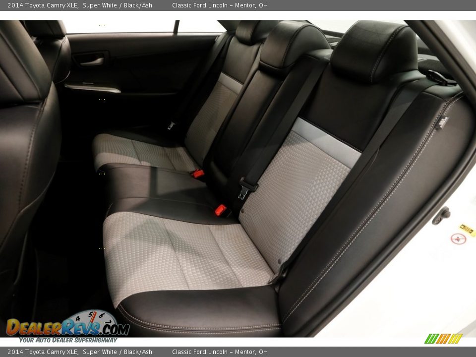 2014 Toyota Camry XLE Super White / Black/Ash Photo #17