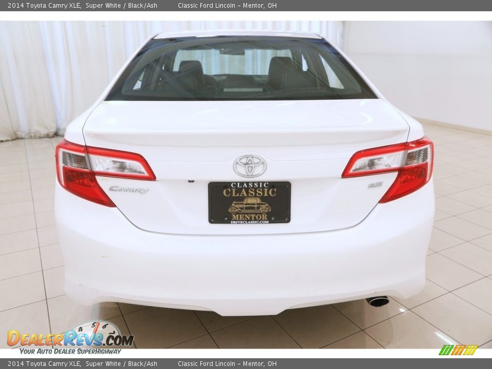 2014 Toyota Camry XLE Super White / Black/Ash Photo #18