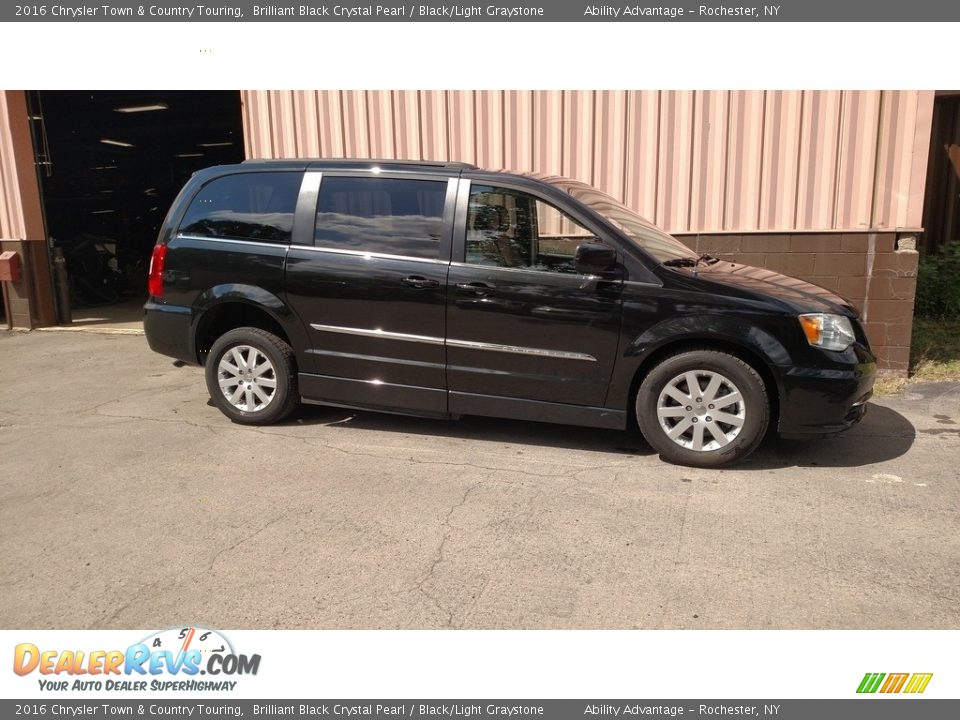 2016 Chrysler Town & Country Touring Brilliant Black Crystal Pearl / Black/Light Graystone Photo #4