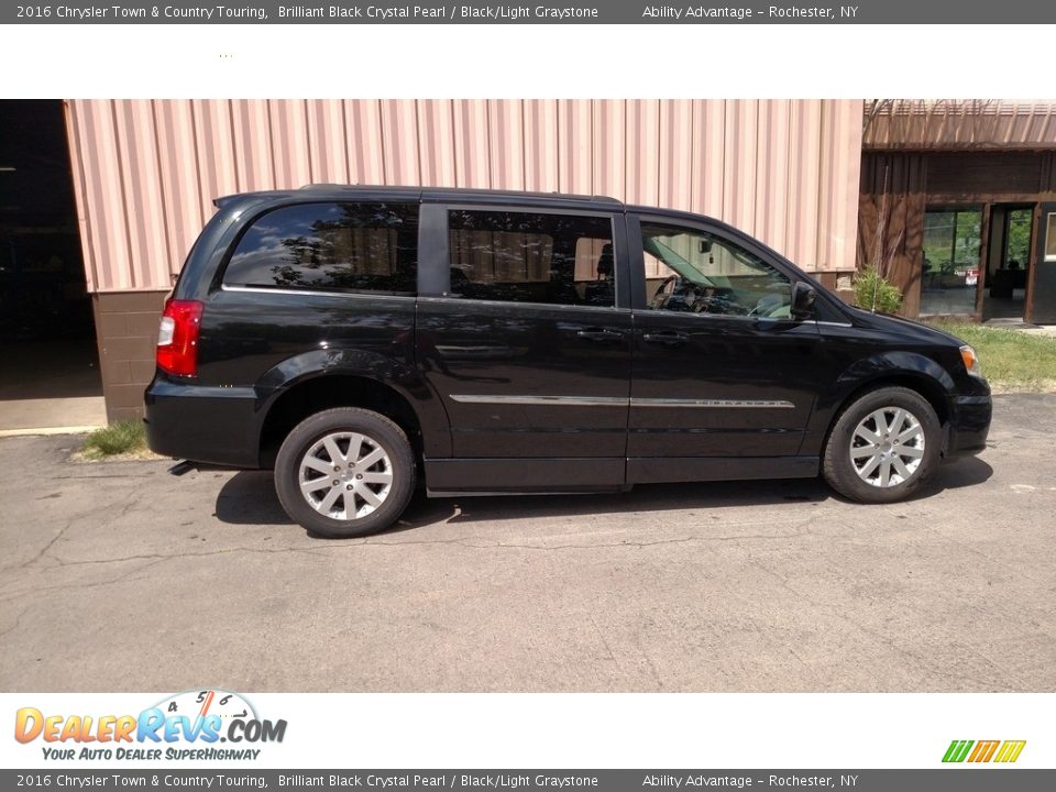 2016 Chrysler Town & Country Touring Brilliant Black Crystal Pearl / Black/Light Graystone Photo #5