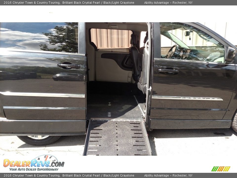 2016 Chrysler Town & Country Touring Brilliant Black Crystal Pearl / Black/Light Graystone Photo #12