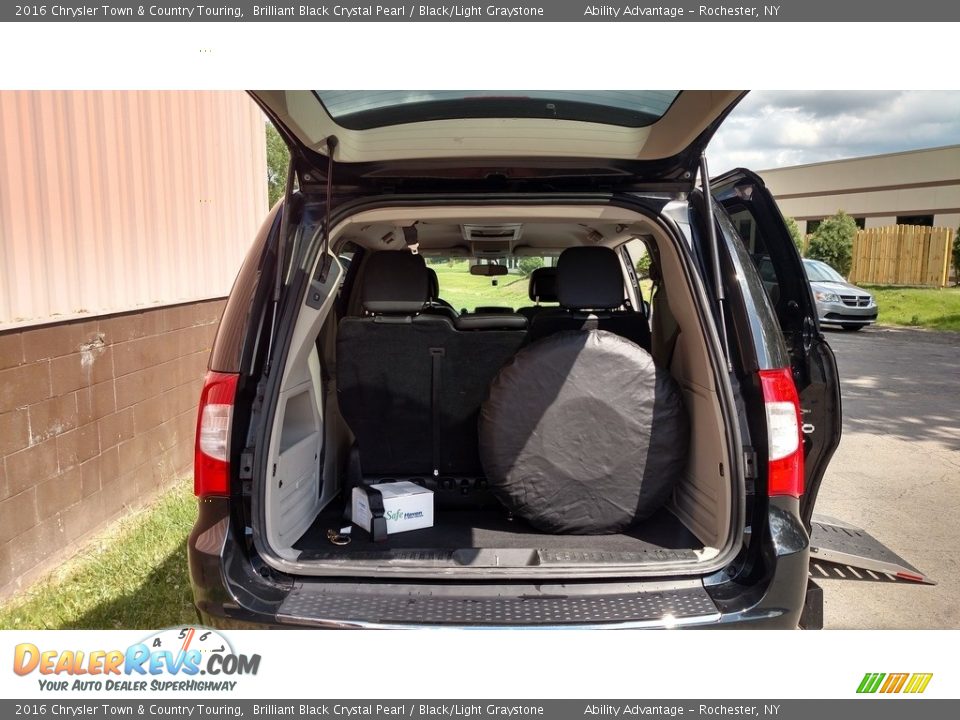 2016 Chrysler Town & Country Touring Brilliant Black Crystal Pearl / Black/Light Graystone Photo #15