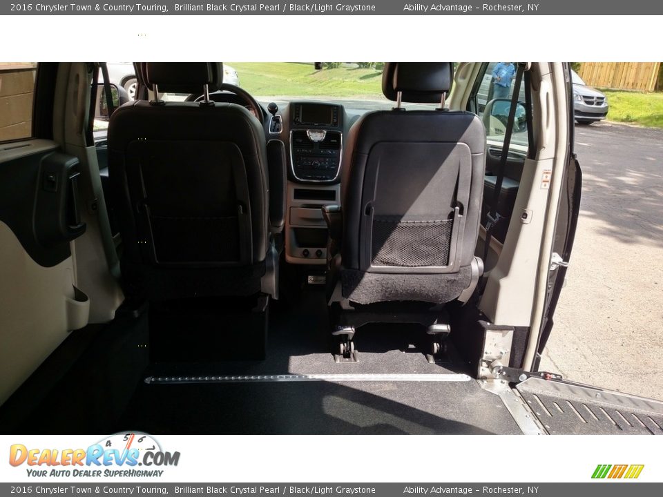 2016 Chrysler Town & Country Touring Brilliant Black Crystal Pearl / Black/Light Graystone Photo #18