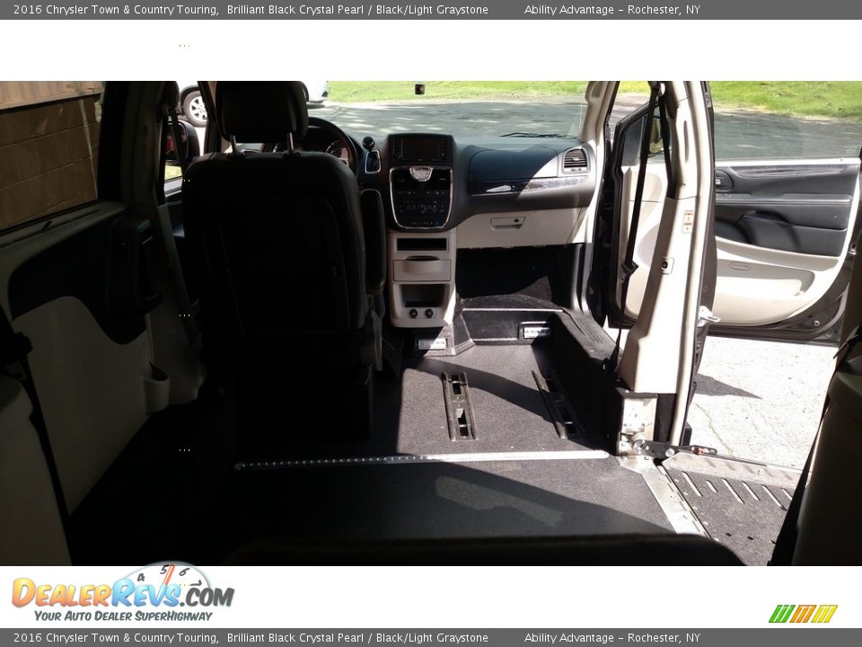 2016 Chrysler Town & Country Touring Brilliant Black Crystal Pearl / Black/Light Graystone Photo #19