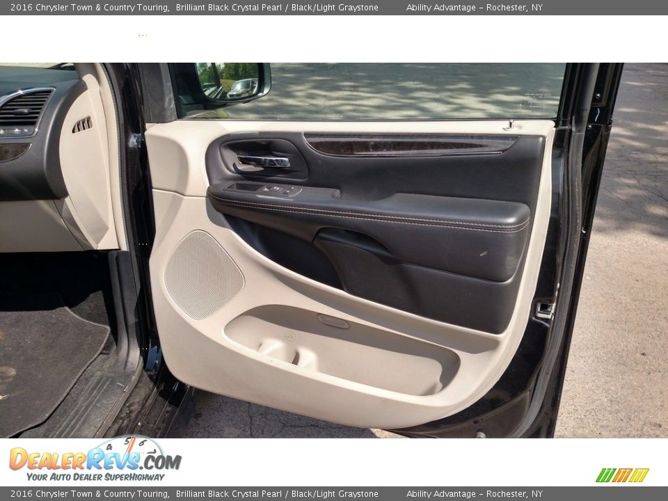 2016 Chrysler Town & Country Touring Brilliant Black Crystal Pearl / Black/Light Graystone Photo #20