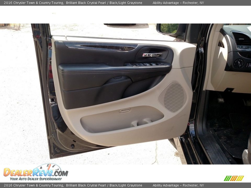 2016 Chrysler Town & Country Touring Brilliant Black Crystal Pearl / Black/Light Graystone Photo #24