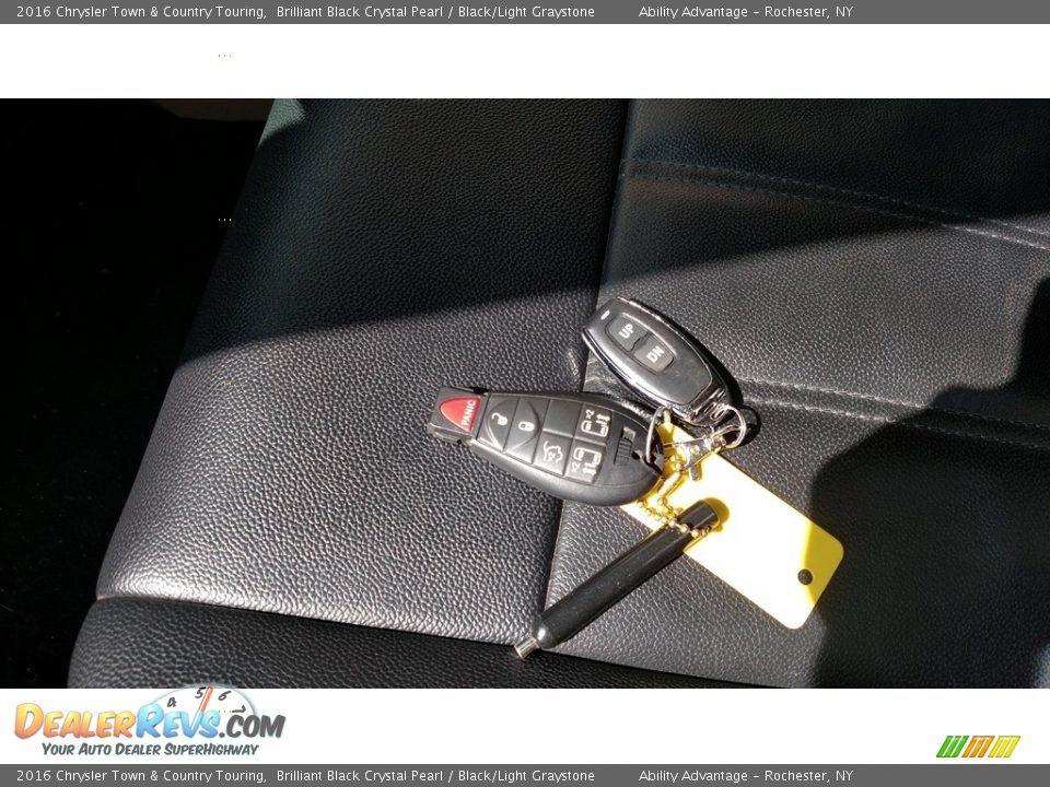 2016 Chrysler Town & Country Touring Brilliant Black Crystal Pearl / Black/Light Graystone Photo #29