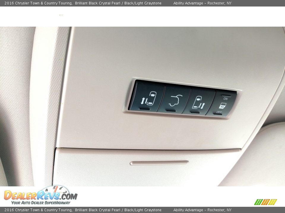 2016 Chrysler Town & Country Touring Brilliant Black Crystal Pearl / Black/Light Graystone Photo #31